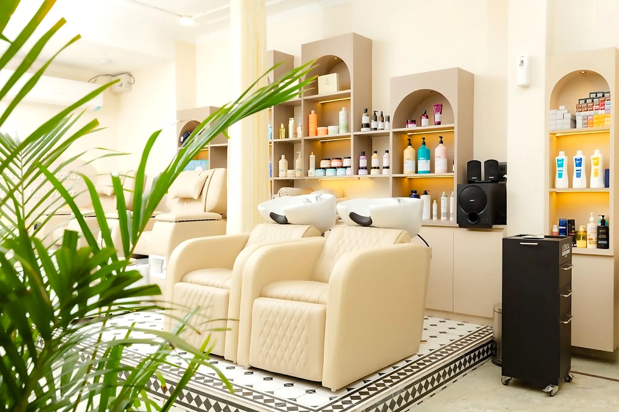 Ishita Kapoor studio — cream wash-lounge recliners in warm light, Jagatpura, Jaipur